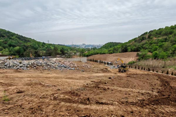 沈阳公墓分布大全采用树葬、海葬、深埋、格位存放等方式安葬骨灰或遗体，使安葬活动更好地促进人与自然和谐发展！