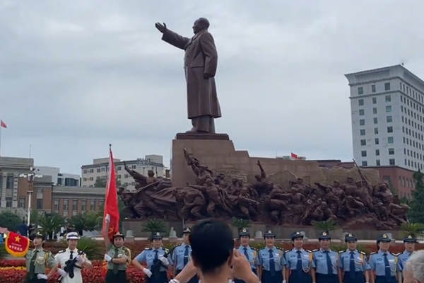 沈阳人民纪念毛主席逝世47周年